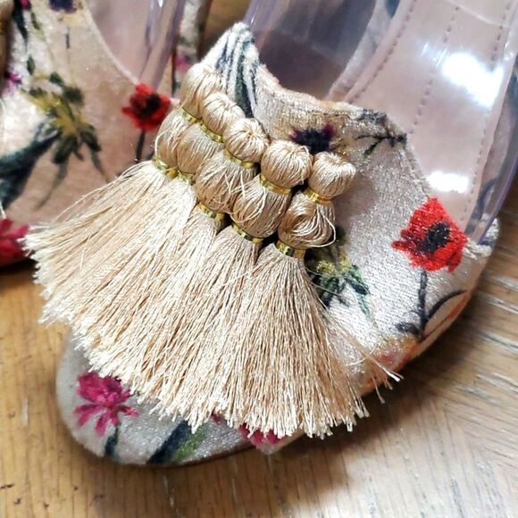 Gianni Bini Tan Huh heels, Floral pattern, Tan tassels, 4 inches, Size 6.5 - Picture 3 of 11